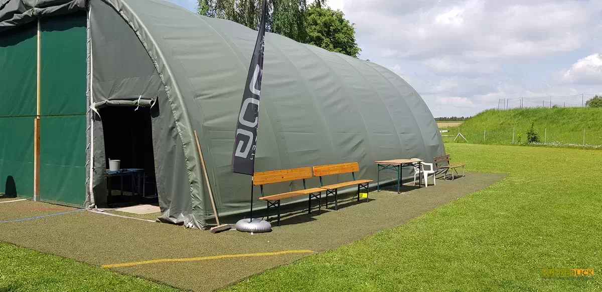 Hundeplatz und Trainingshalle